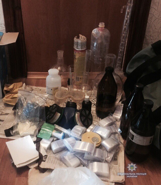В Центре Николаева полиция задержала "закладчика" на дому у которого нашли целую "лабораторию" 3