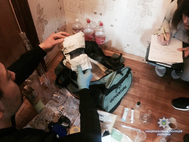 В Центре Николаева полиция задержала "закладчика" на дому у которого нашли целую "лабораторию" 5