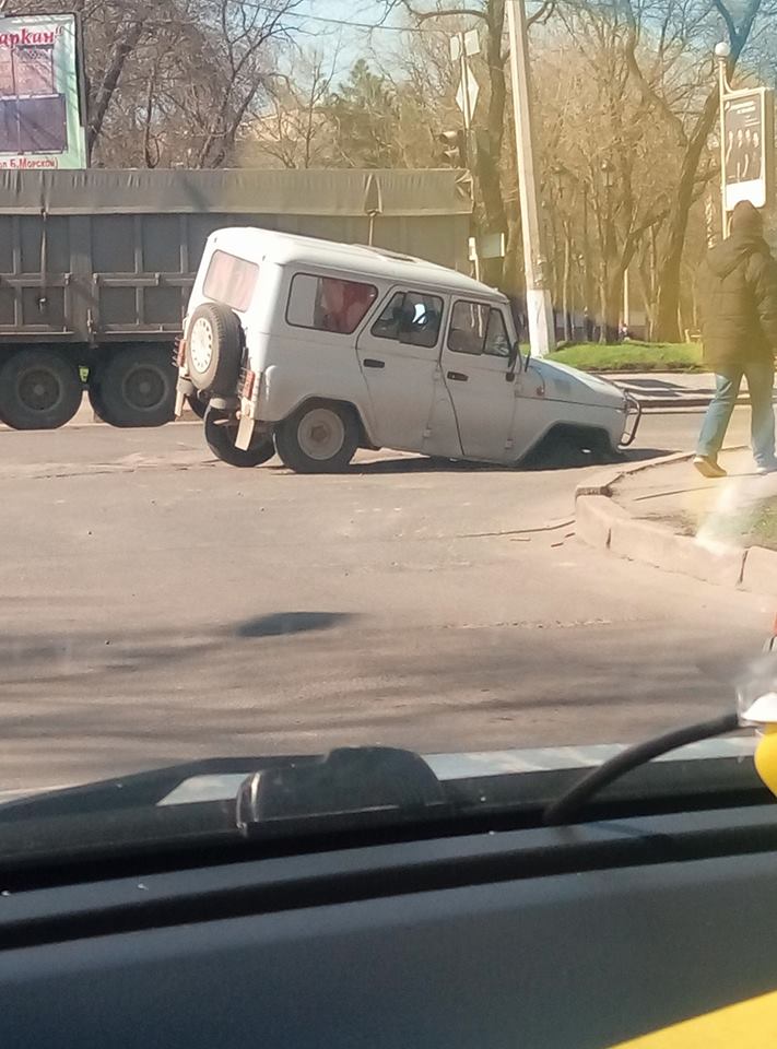 В центре Николаева УАЗ угодил колесом в открытый колодец – предупредительных знаков не было 1