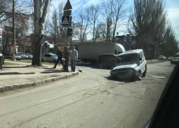 В центре Николаева УАЗ угодил колесом в открытый колодец – предупредительных знаков не было
