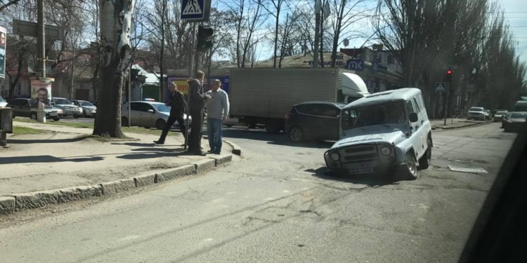 В центре Николаева УАЗ угодил колесом в открытый колодец – предупредительных знаков не было