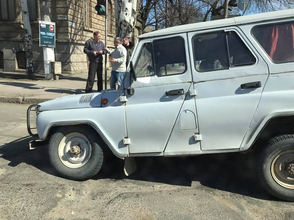 В центре Николаева УАЗ угодил колесом в открытый колодец – предупредительных знаков не было 5