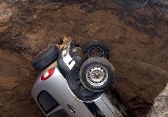 В Харькове автомобиль обрушился в яму глубиной в несколько метров