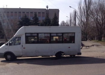 В Николаеве маршрутка с пассажирами на ходу потеряла колесо