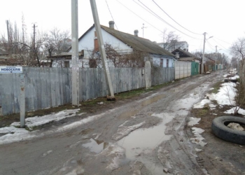 Николаевцам надоело «месить грязь», они попросили чиновников и депутатов отремонтировать дорогу в переулке – им ответили, что денег нет