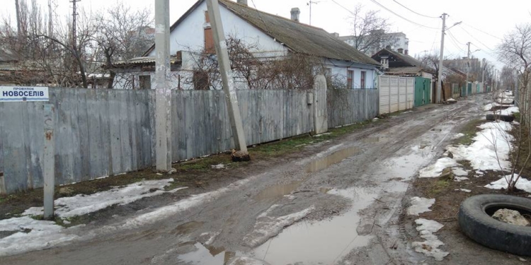 Николаевцам надоело «месить грязь», они попросили чиновников и депутатов отремонтировать дорогу в переулке – им ответили, что денег нет