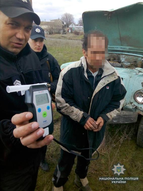 В Николаевской области грузовик врезался в электроопору - водитель был пьян 5