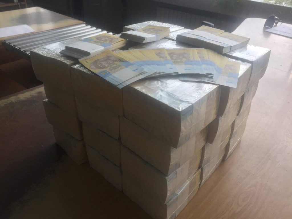 Но зачем?! Киевлянин отправлял в Гонконг посылку - 24 кг украинских денег, 36 тыс. по 1 гривне 3