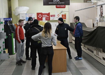 В Киеве подростки избили продюсера канала Украина и пытались ограбить с ножом супермаркет