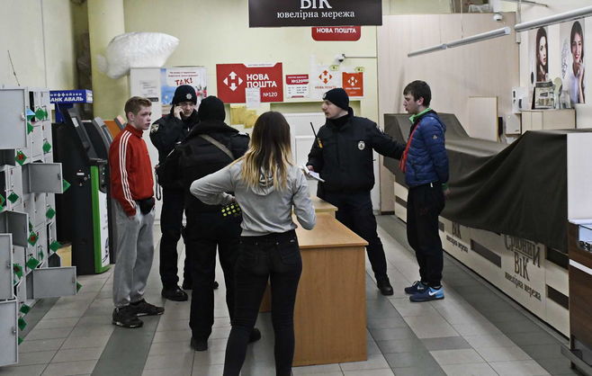 В Киеве подростки избили продюсера канала Украина и пытались ограбить с ножом супермаркет 1