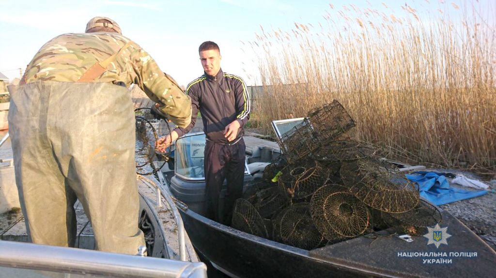 За выходные на Николаевщине водная полиция и рыбоохранный патруль изъяли из Южного Буга 174 раколовки и 6 рыболовных сетей – браконьерских, разумеется 5