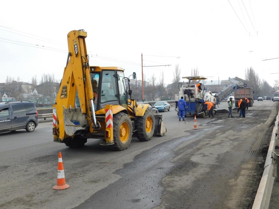 Дорожники отчитались о завершении ремонта покрытия на Ингульском мосту в Николаеве – ямы латали горячим асфальтобетоном 5