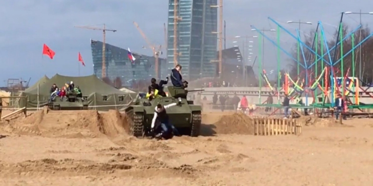 В РФ на “победном” фестивале танк наехал на детей…