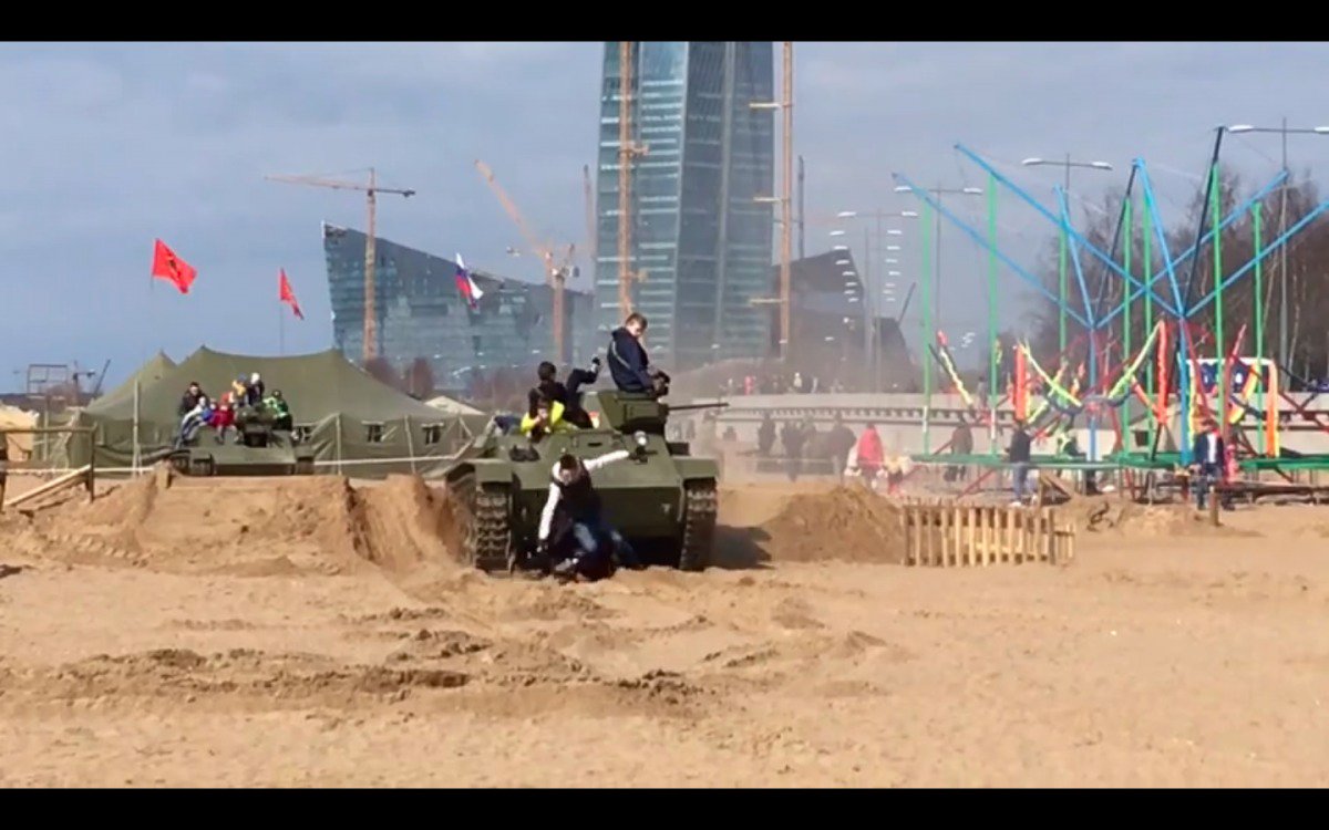 В РФ на “победном” фестивале танк наехал на детей…