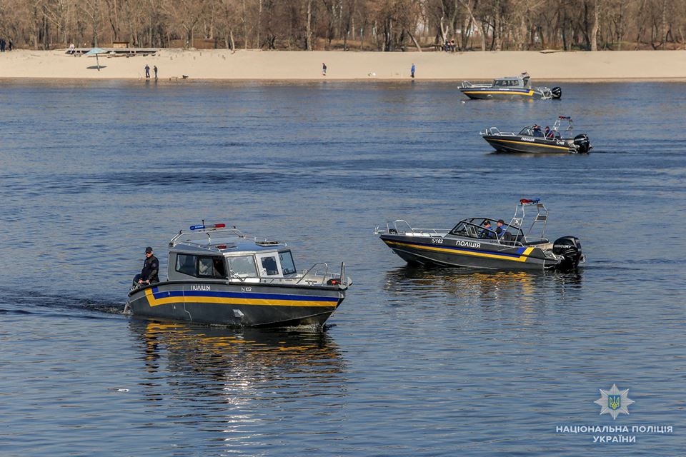 Теперь не только на земле, а и на воде: полиция Николаевщины получила патрульный катер и два автомобиля Renault Duster 7