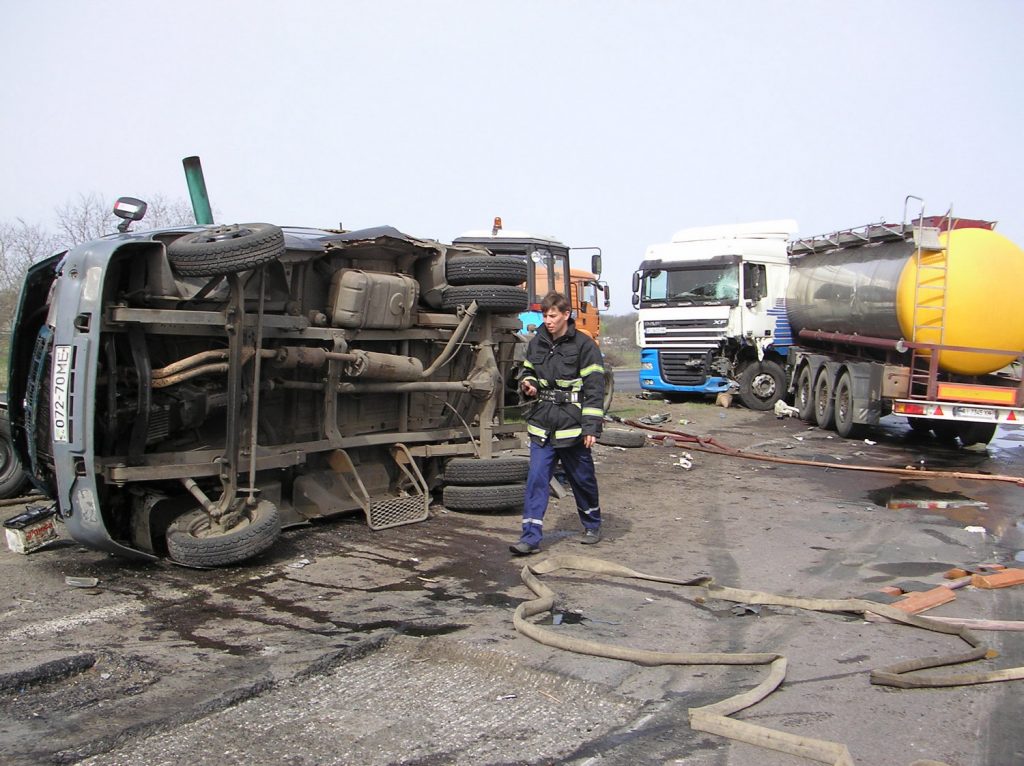 На трассе Киев-Одесса бензовоз врезался в бригаду рабочих 5