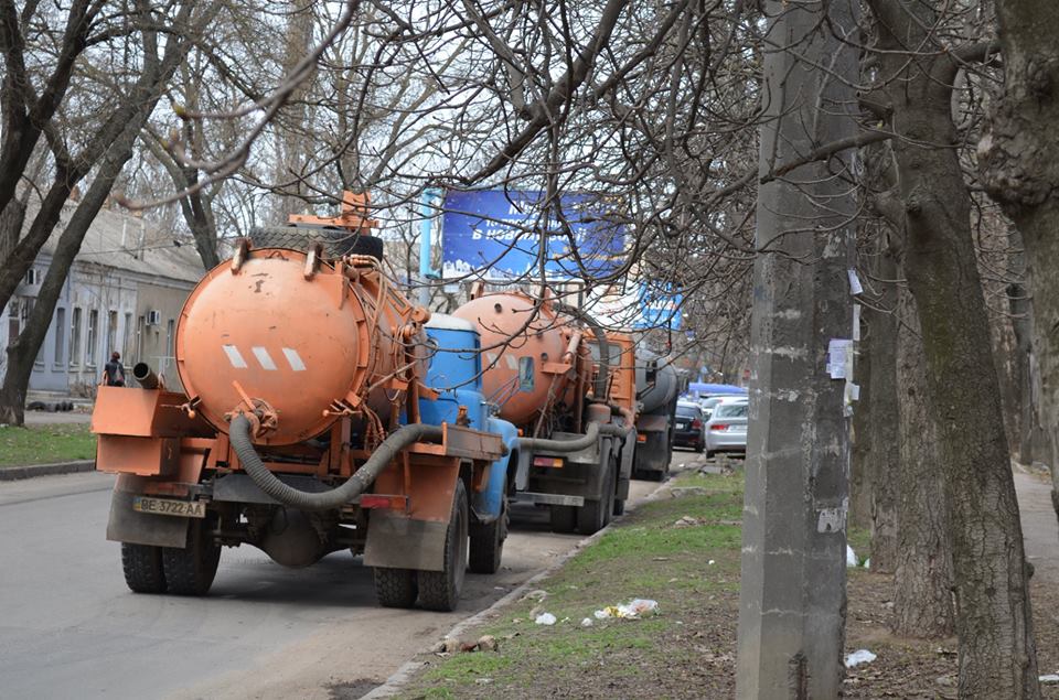 В Николаеве работники ГКП «Николаевводоканал» второй день пытаются прочистить канализационный коллектор по ул. Малая Морская 5