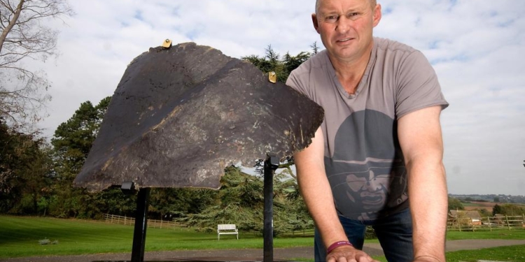 «Бои» за задницу Саддама: британский солдат ведет юридическую войну за возможность продать части поваленного памятника Хусейну