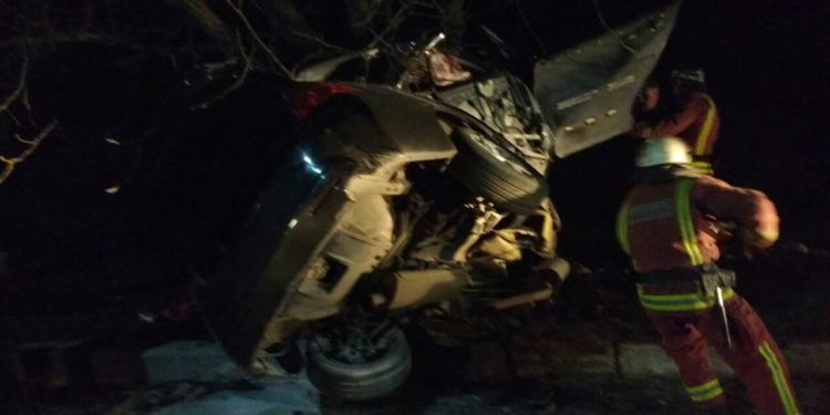 Смертельное ДТП на Николаевщине – один человек погиб, еще шестеро пострадали. Из покореженной машины их доставали спасатели