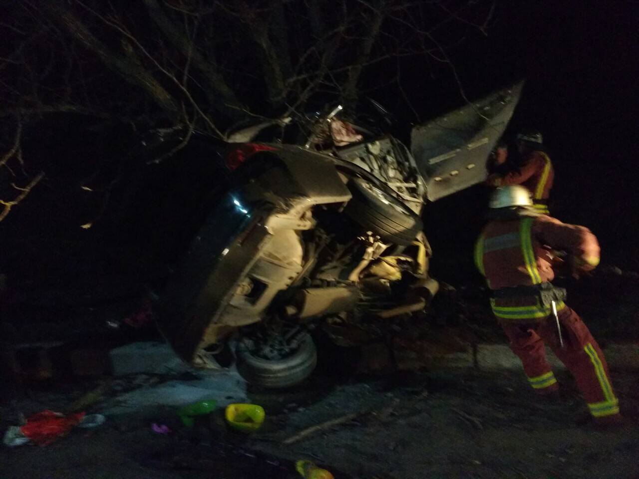 Смертельное ДТП на Николаевщине – один человек погиб, еще шестеро пострадали. Из покореженной машины их доставали спасатели
