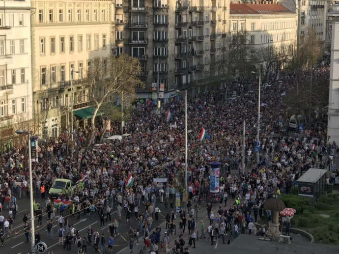В Будапеште тысячи венгров вышли на марш против действующего премьера Орбана 7