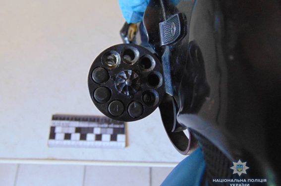 В Вознесенске вооруженный грабитель магазина, задержанный тремя прохожими, ушел «в глухую несознанку» – мол, зашел в магазин за сигаретами и там потерял сознание