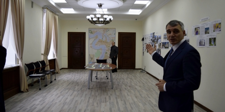 Мэр Николаева Александр Сенкевич вернулся в свой кабинет. Пустой