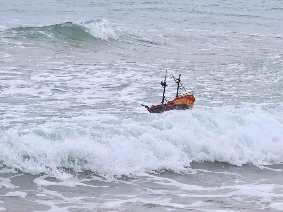 Игрушечный бриг, запущенный в океан двумя шотландскими мальчишками, уже проплыл 2800 миль по Атлантике 7