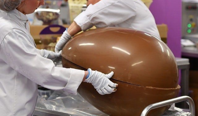 Шоколадное яичко весом 50 кг “снесли” британские кондитеры к Пасхе