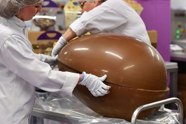 Шоколадное яичко весом 50 кг "снесли" британские кондитеры к Пасхе 3