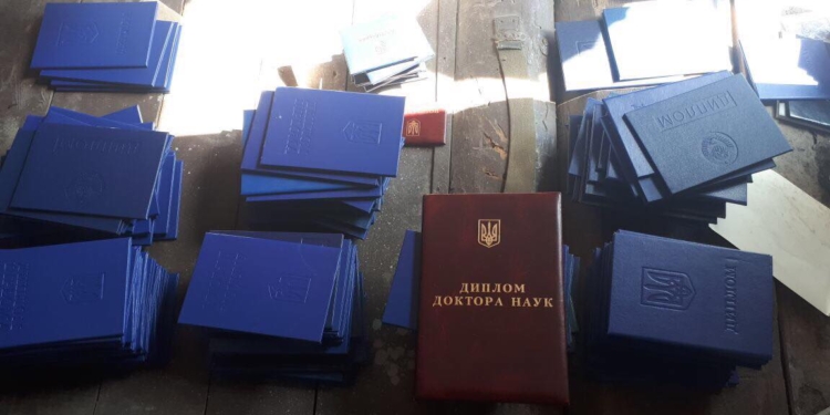 И зачем учиться? В Киеве нашли подпольный цех там печатали “липовые” дипломы, а также акты на землю, свидетельства о браке