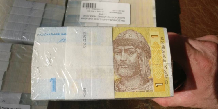 Но зачем?! Киевлянин отправлял в Гонконг посылку – 24 кг украинских денег, 36 тыс. по 1 гривне