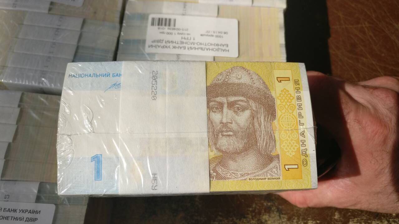 Но зачем?! Киевлянин отправлял в Гонконг посылку – 24 кг украинских денег, 36 тыс. по 1 гривне