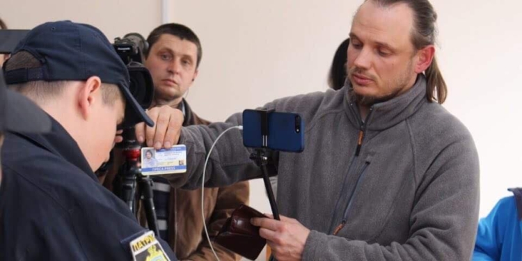 Появилось видео, как в Херсоне у СБУ отбивали «депутата» из Крыма