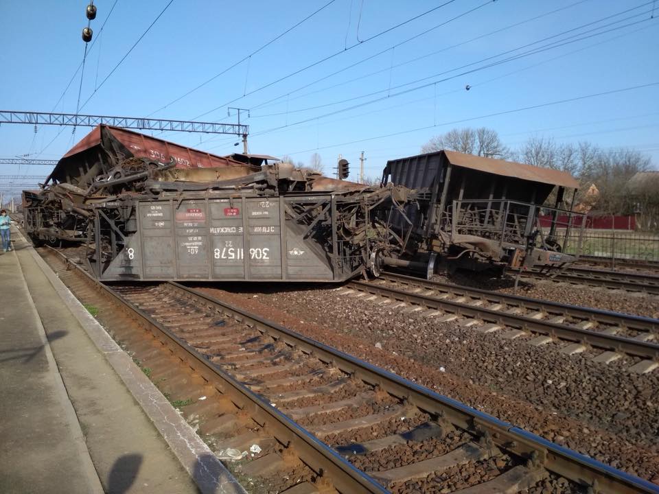 На Львовщине перевернулись товарные вагоны, пути перекрыты 8