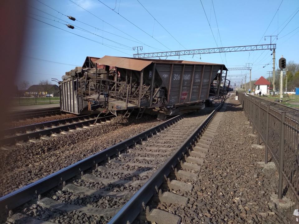 На Львовщине перевернулись товарные вагоны, пути перекрыты 10