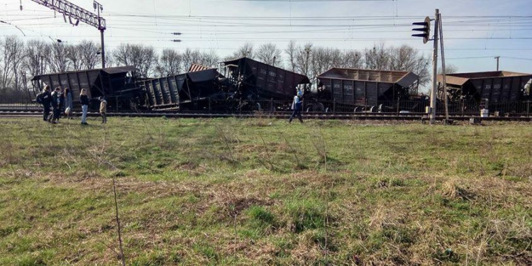 На Львовщине перевернулись товарные вагоны, пути перекрыты