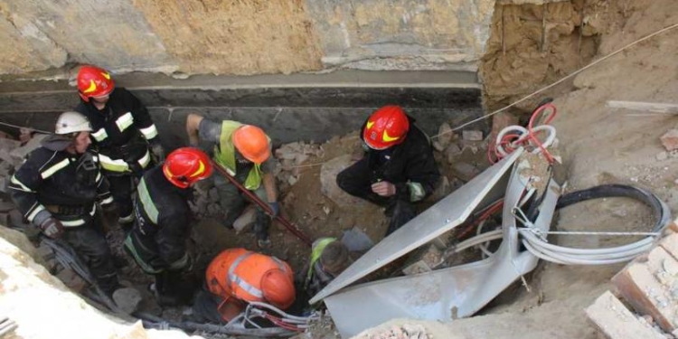 В Виннице на стройке рухнула стена дома. Под завалами оказались три человека