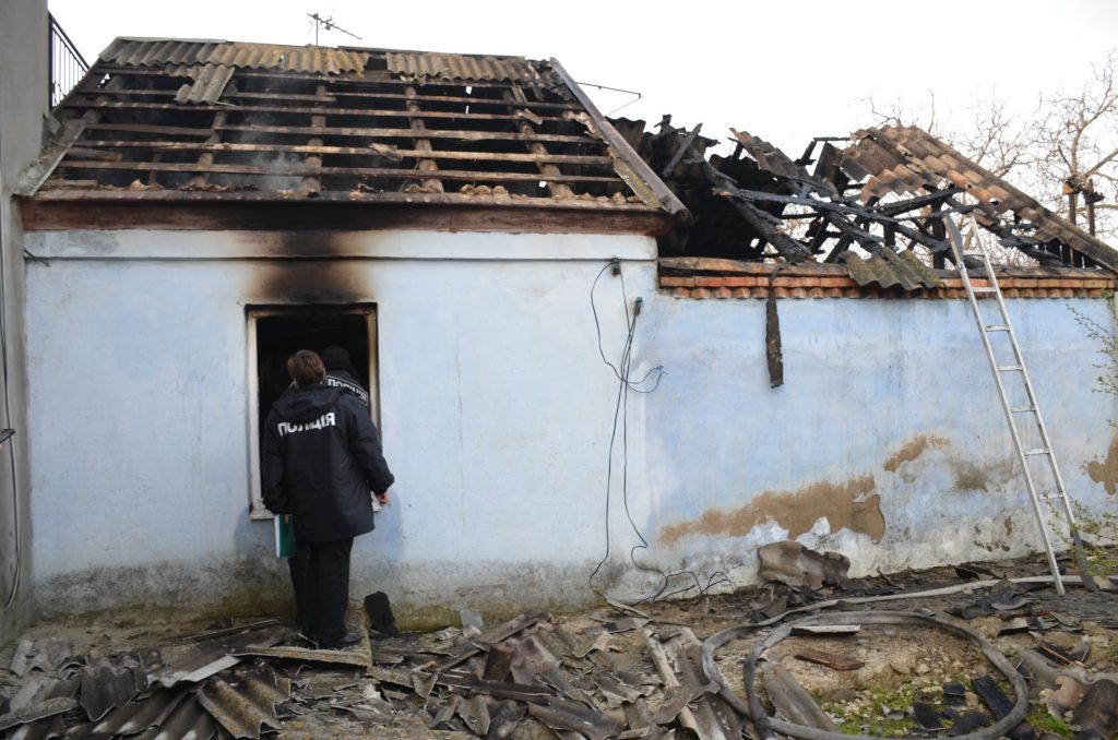 В Николаеве сгорел дом, а в нем - мать с сыном 3