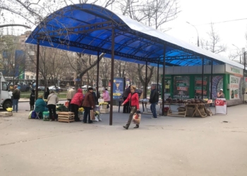 Комиссия начала проверять законность установки навеса на 3-й Слободской – место под ним уже заняли стихийные торговцы