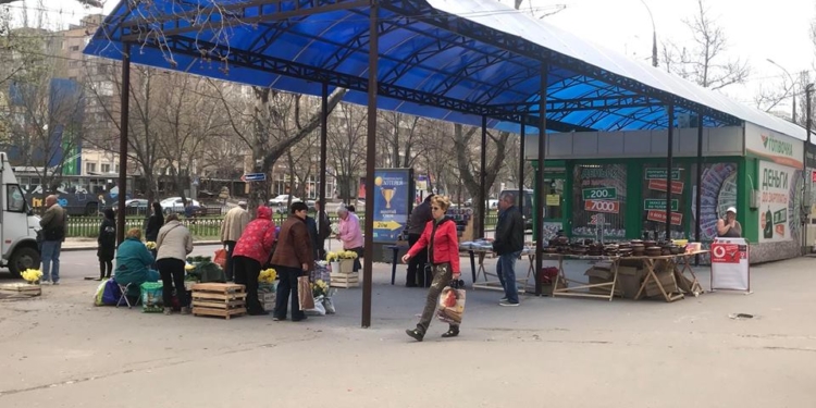 Комиссия начала проверять законность установки навеса на 3-й Слободской – место под ним уже заняли стихийные торговцы