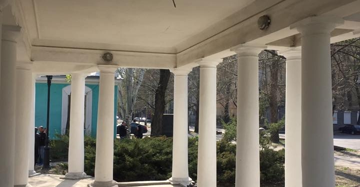 Возле здания Николаевского шахматного клуба в ротонде обвалился потолок