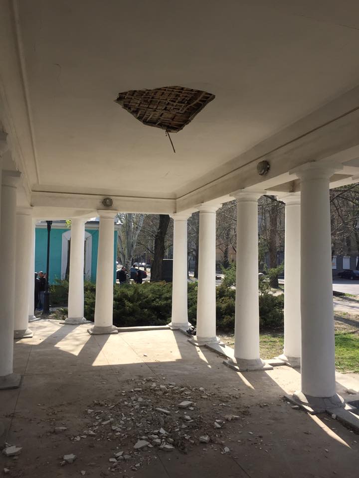 Возле здания Николаевского шахматного клуба в ротонде обвалился потолок 1