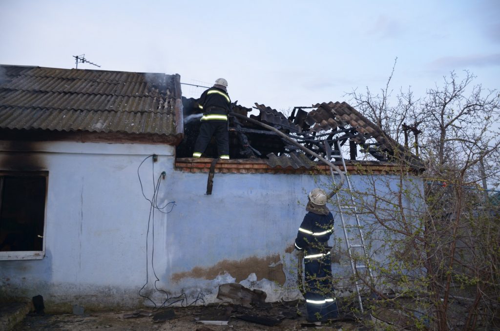 В Николаеве сгорел дом, а в нем - мать с сыном 15