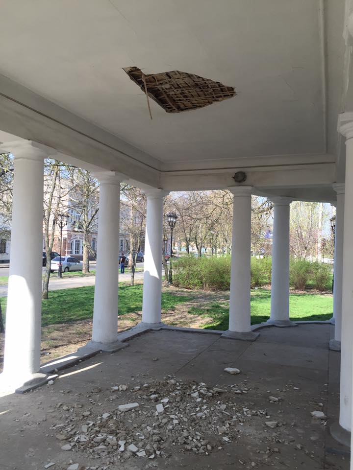 Возле здания Николаевского шахматного клуба в ротонде обвалился потолок 3