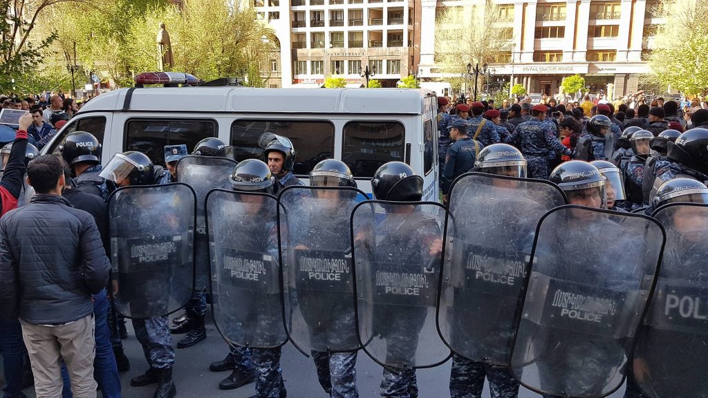 В Ереване протестующие заблокировали здание правительства: полиция провела «зачистку» 14