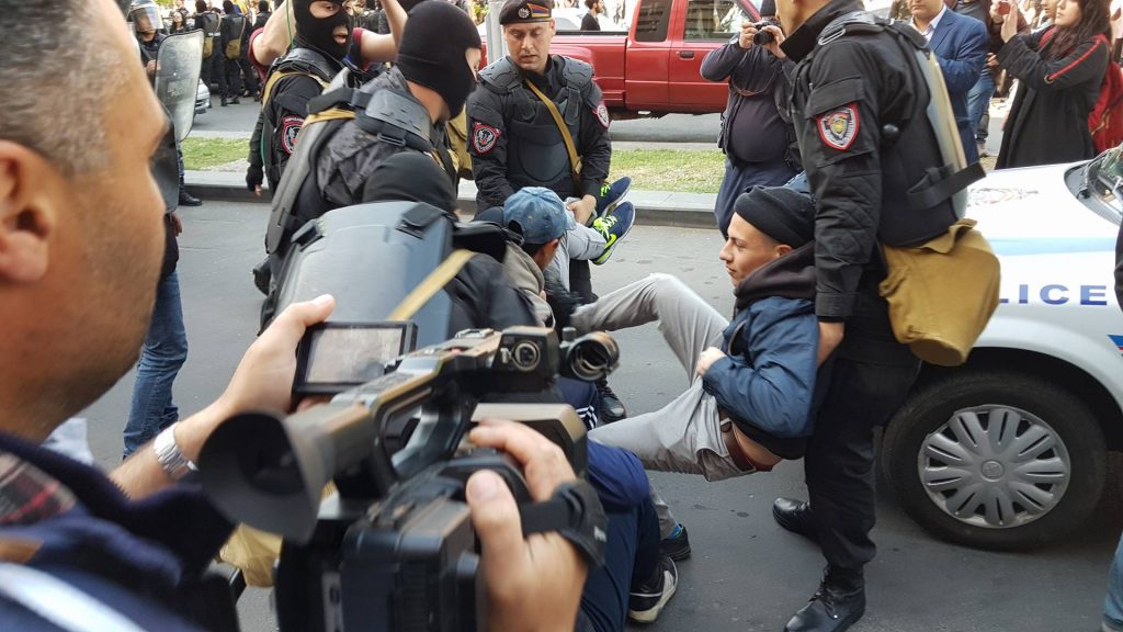 В Ереване протестующие заблокировали здание правительства: полиция провела «зачистку» 2