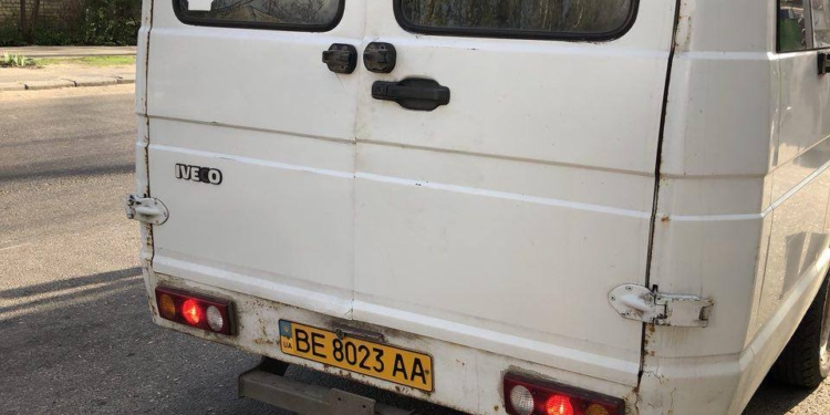 После того, как из маршрутки в Николаеве едва не выпала женщина, водитель вышел и спокойно прикрутил дверь проводом обратно