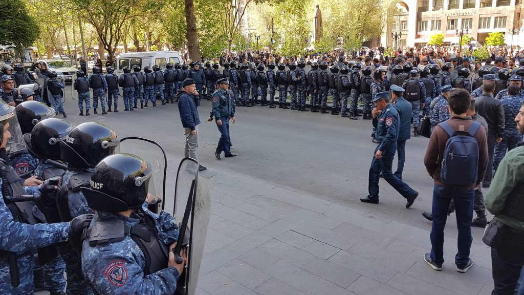 В Ереване протестующие заблокировали здание правительства: полиция провела «зачистку» 12