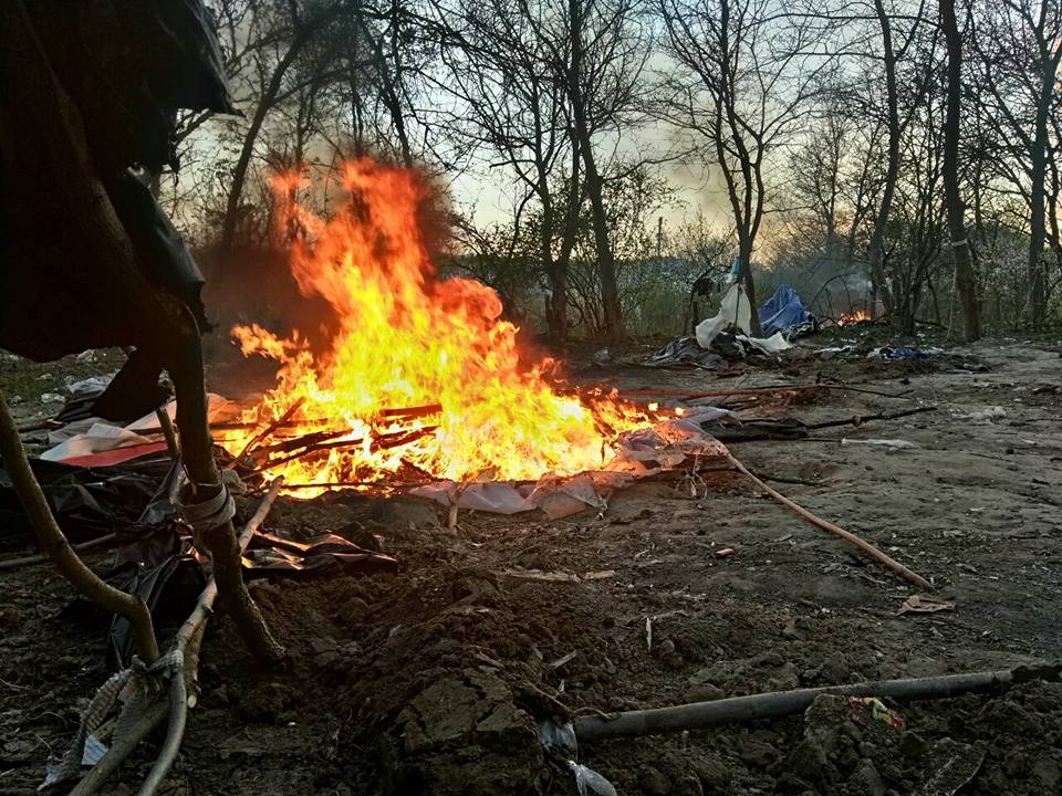 В Киеве националисты разогнали цыганский табор на Лысой горе 11